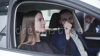 年轻漂亮的白种女人坐在车里的副驾驶座上，和中东男人和商人聊天。妻子或